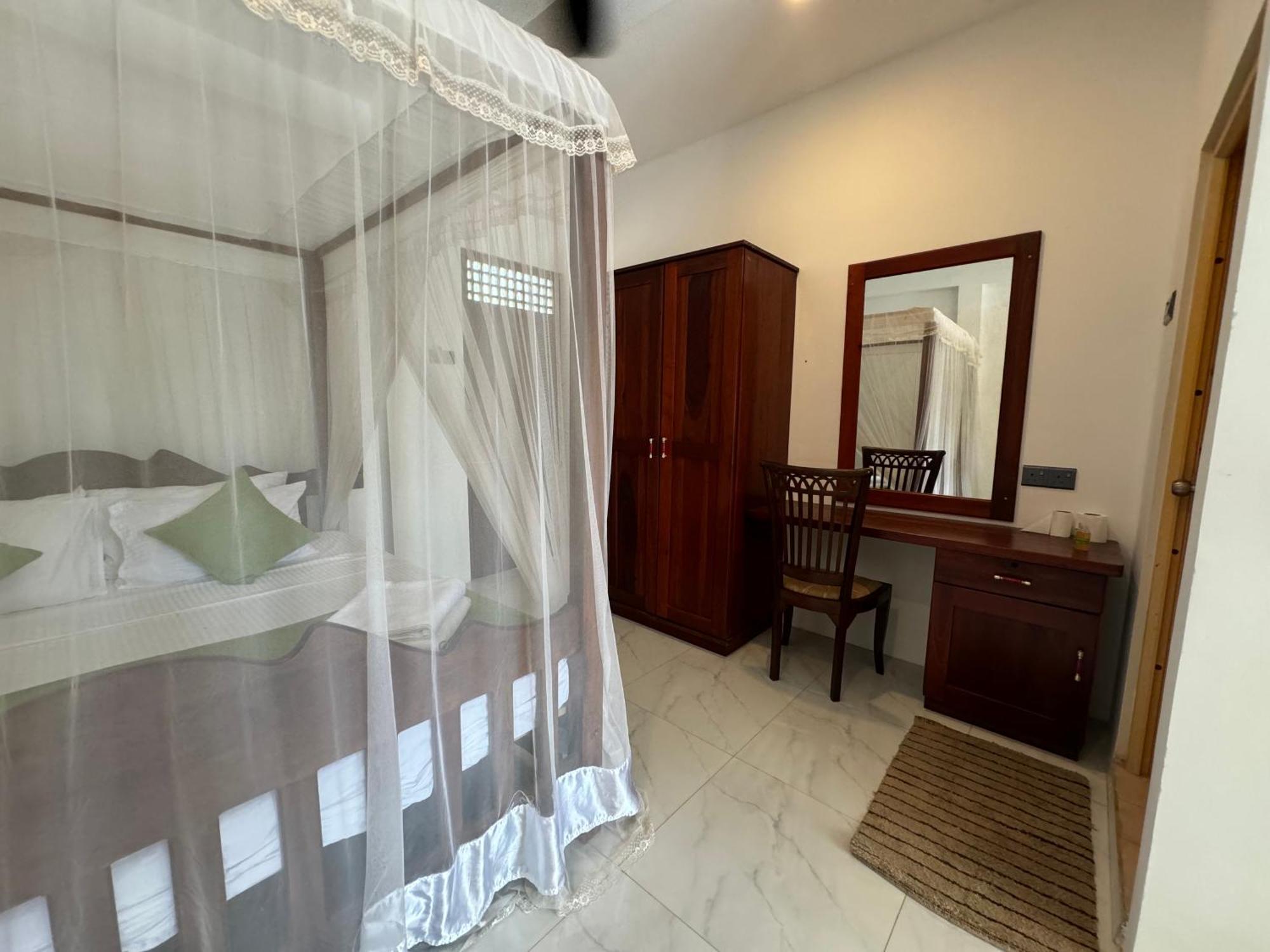 Brinkhouse Guesthouse , Unawatuna Beach Экстерьер фото